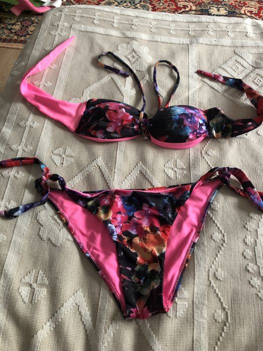 Costum de baie 2 piese, floral + roz neon, mărime L, stare foarte bună