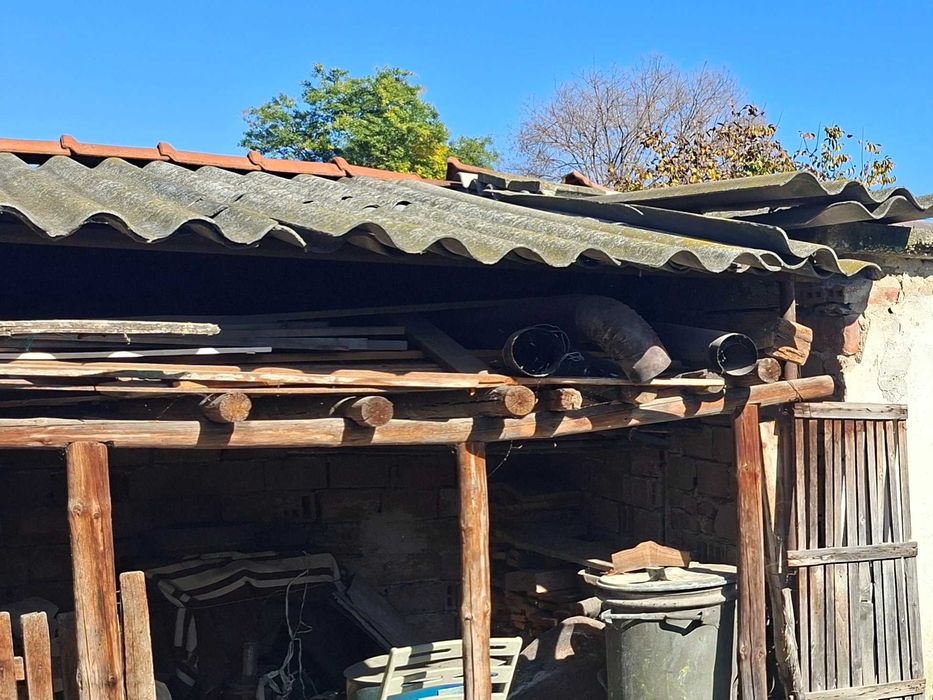 Подарявам покривни плоскости, бетонови колове, желязни тръби и други.