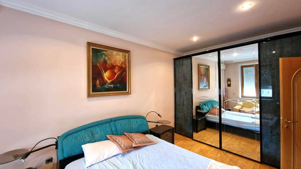 Продава се Тристаен апартамент в Русе, Център - 95 кв.м за 2106 €/кв.м - Снимка #2