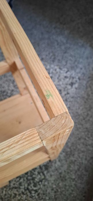 Монтесори дървена кула със следи от употреба