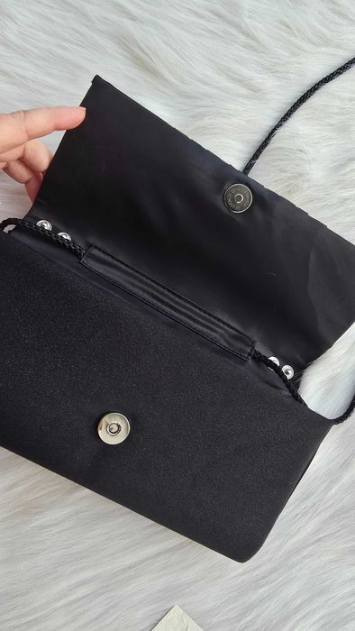 Дамска чанта клъч черен сатен с камъни и дълга дръжка