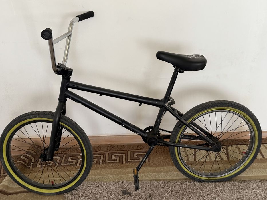 BMX черного цвета