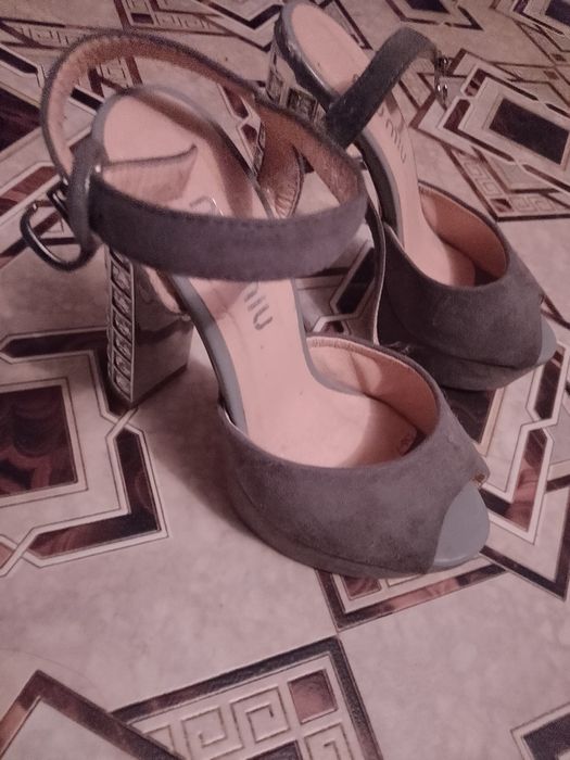 Продам босоножки