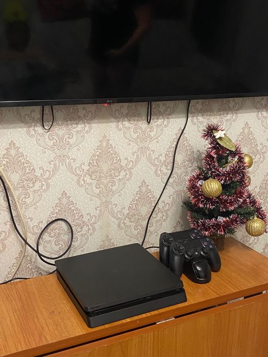 Play station 4 slim 1gb