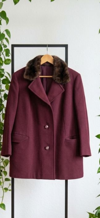 Sacou clasic de damă vișiniu cu guler elegant de blană – Piesă vintage