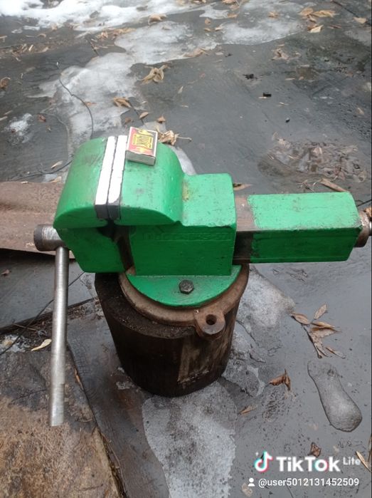 Тиски слесарные продам