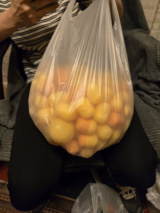 Oua kinder, fara jucari 1 leu bucata aprox 50 lei