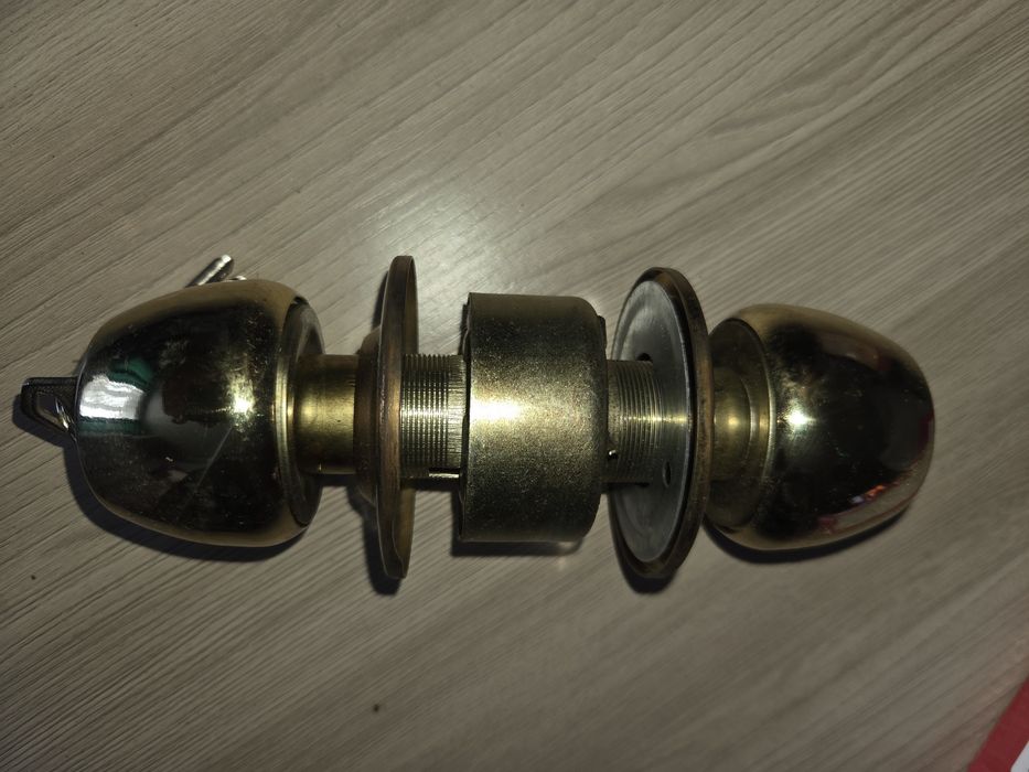 Дверные ручки с замком.