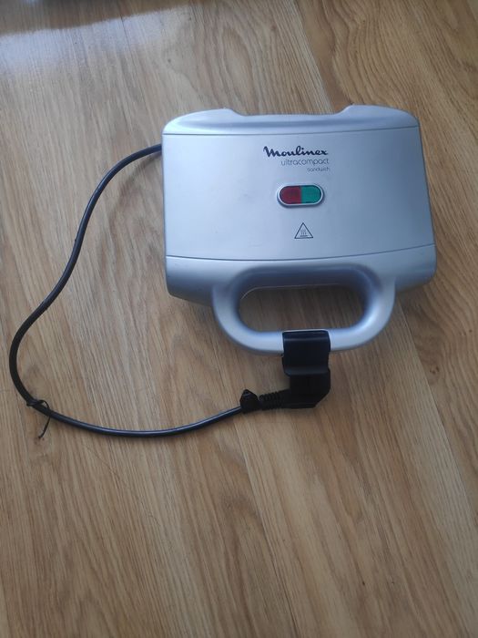 Тостер жарить бутерброды.