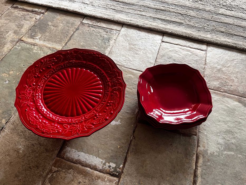 Set farfurii festive roșii cu platou pentru Crăciun