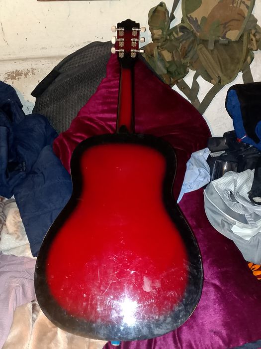 Продаётся гитара 6 струнная.