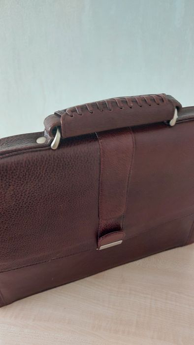 Красивый коженный портфель