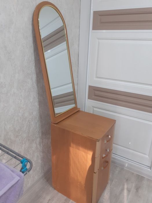Продам тумбочку с зеркалом