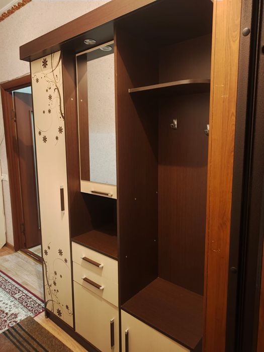 Срочно продается шкаф для прихожей.