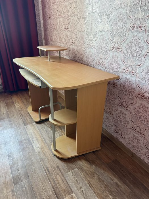 отдам компьютерный стол даром (самовывоз)