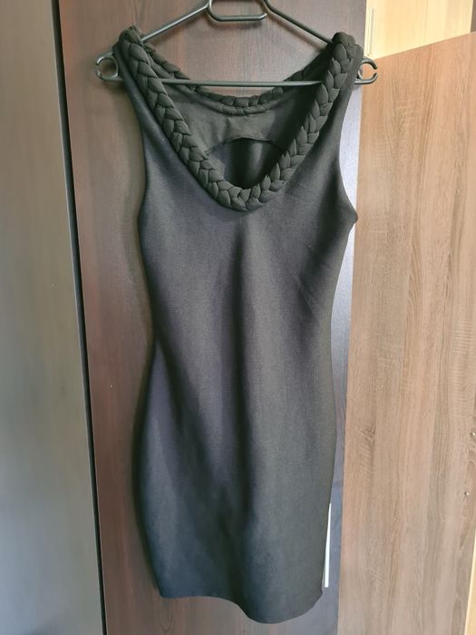 Черна бандажна рокля с изрязан гръб