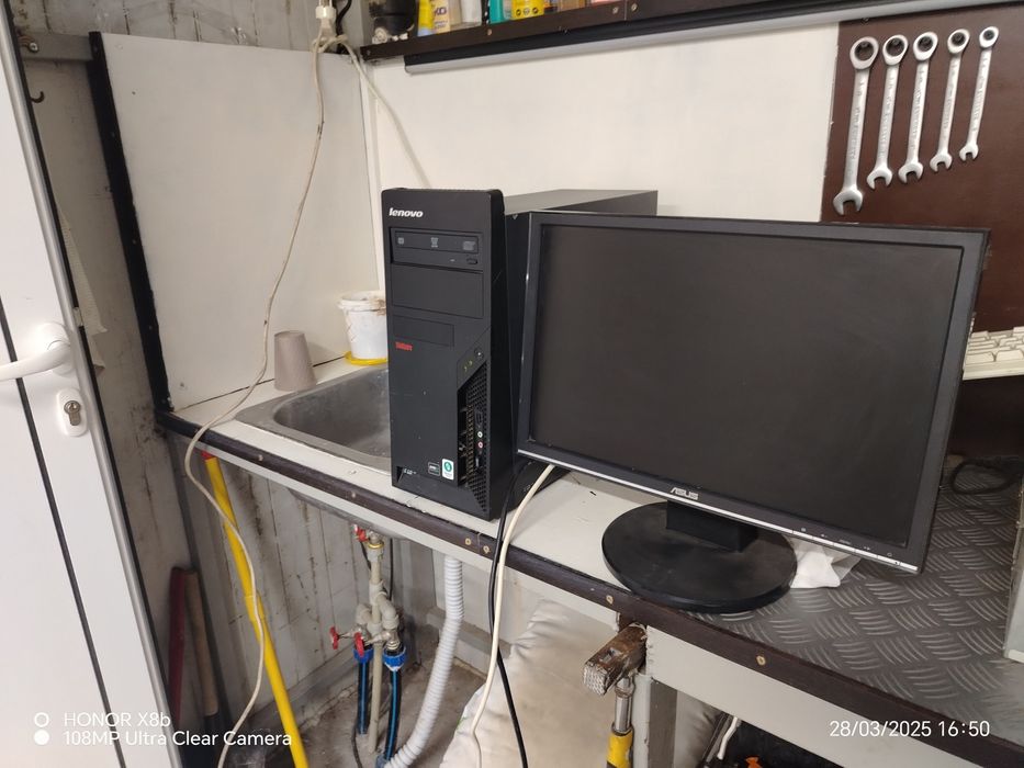 Компютър +монитор с мишка и клавиатура