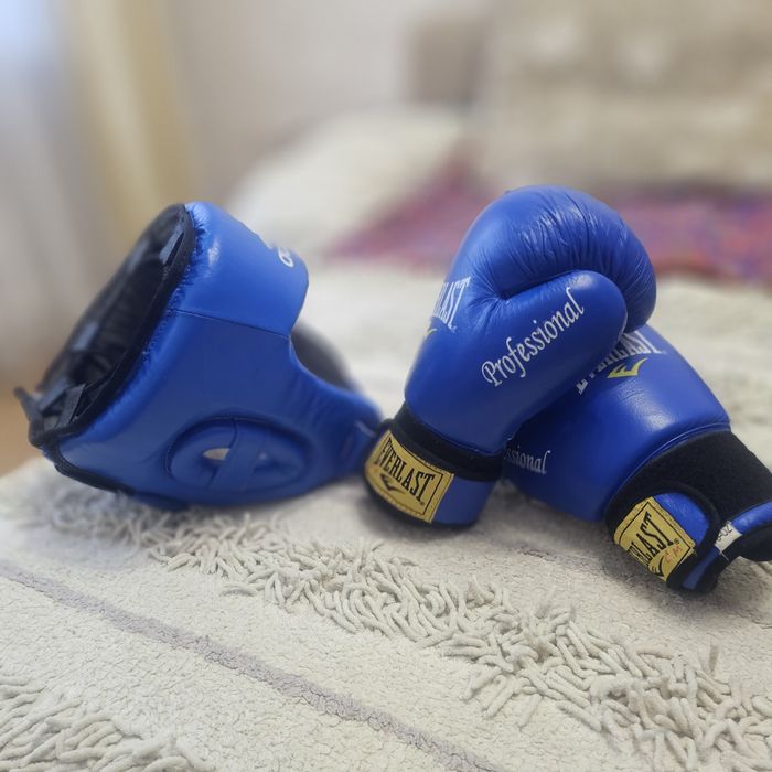 Продается шлем, перчатки, футы для таеквондо