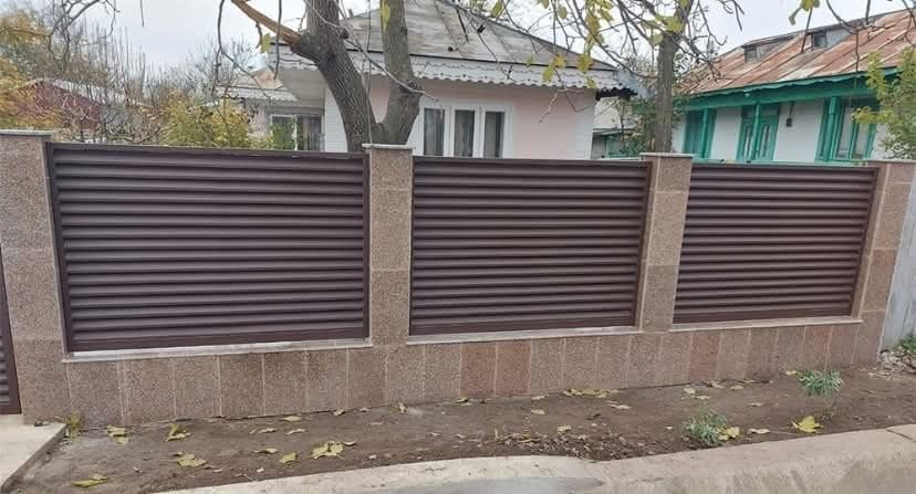 Vand garduri și porți la comanda clientului