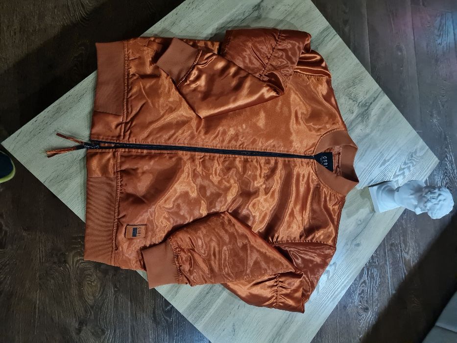 Бомбер атласный утепленный морковного цвета,размер 48.