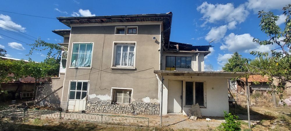 Двуетажна тухлена къща в с.Певците