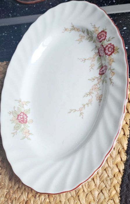 Ретро бели купи и чинии