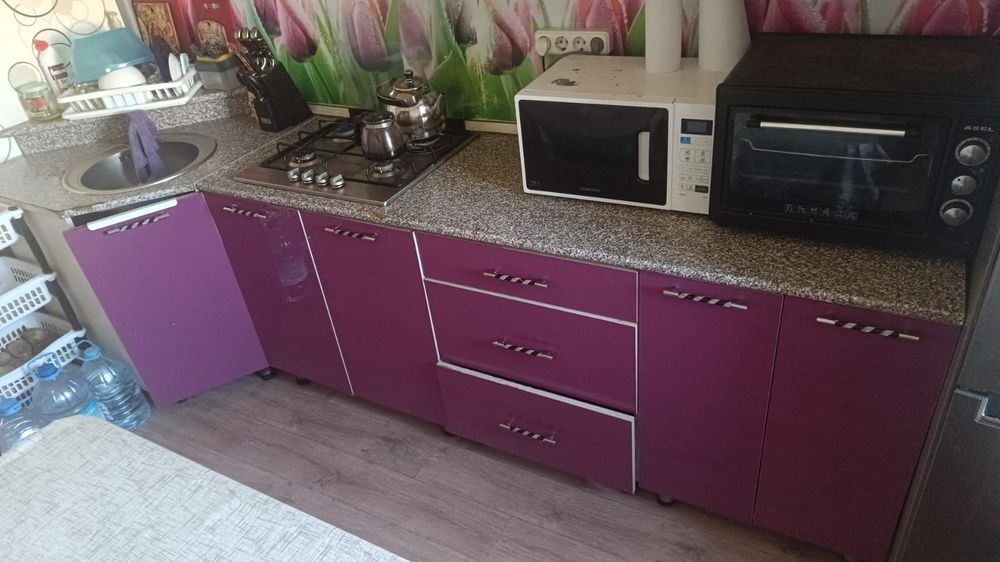 Кухня и стол без газ плиты