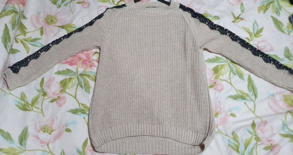 Бежевый свитер с узорами и с сеткой