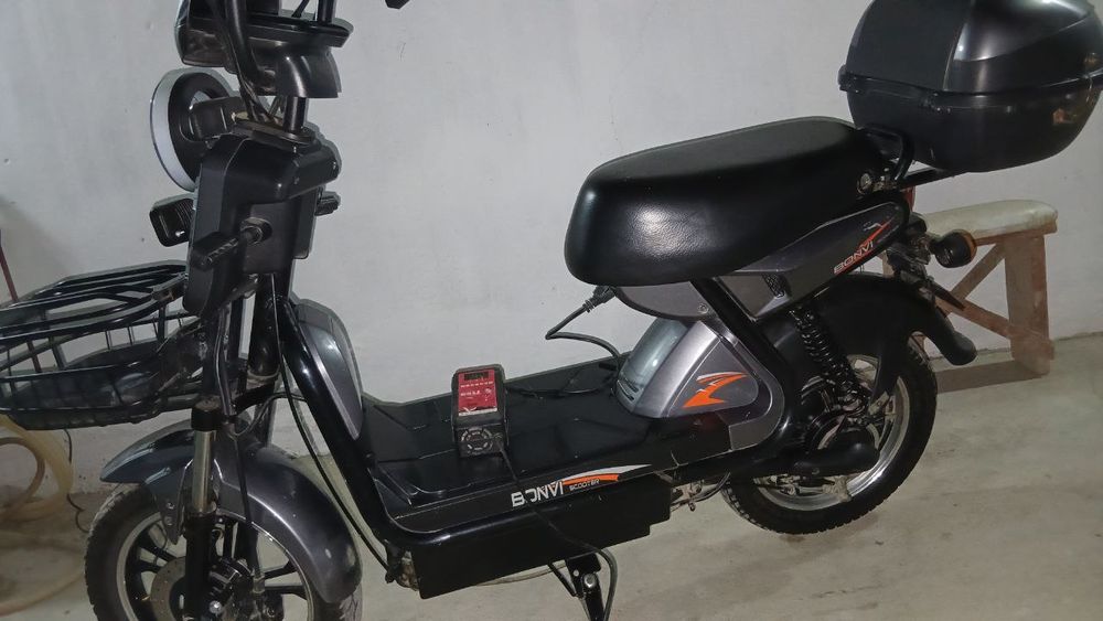 Sukuter  aybi yuq hamma joyi yaxshi ishlashi zo'r