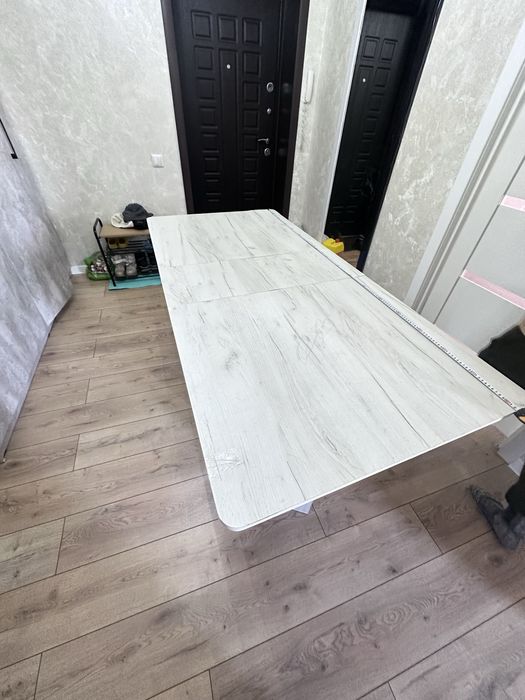 Продается стол в гостинную или кухню