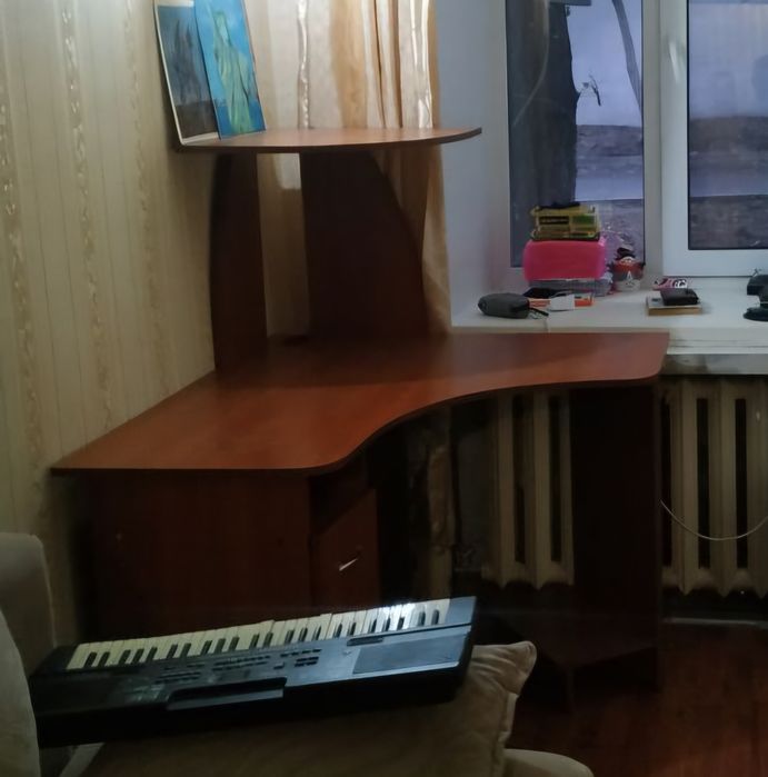 Продаю угловой компьютерный стол