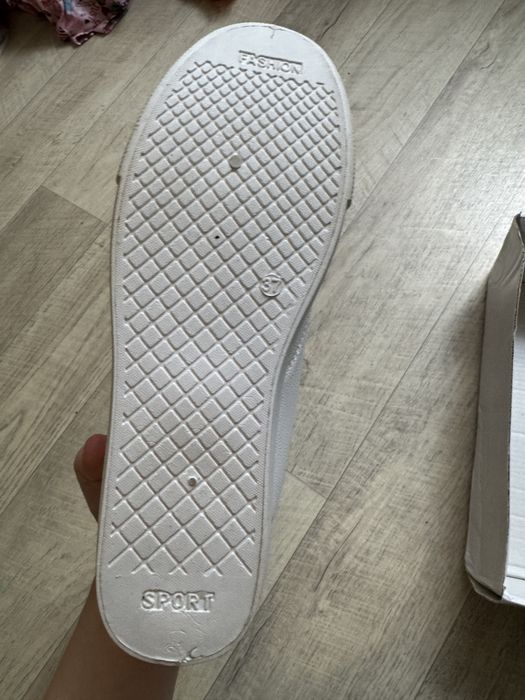 Продам кеды белые, новые