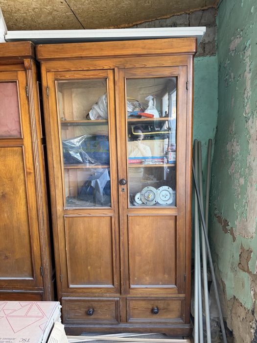 Продам антикварный шкаф