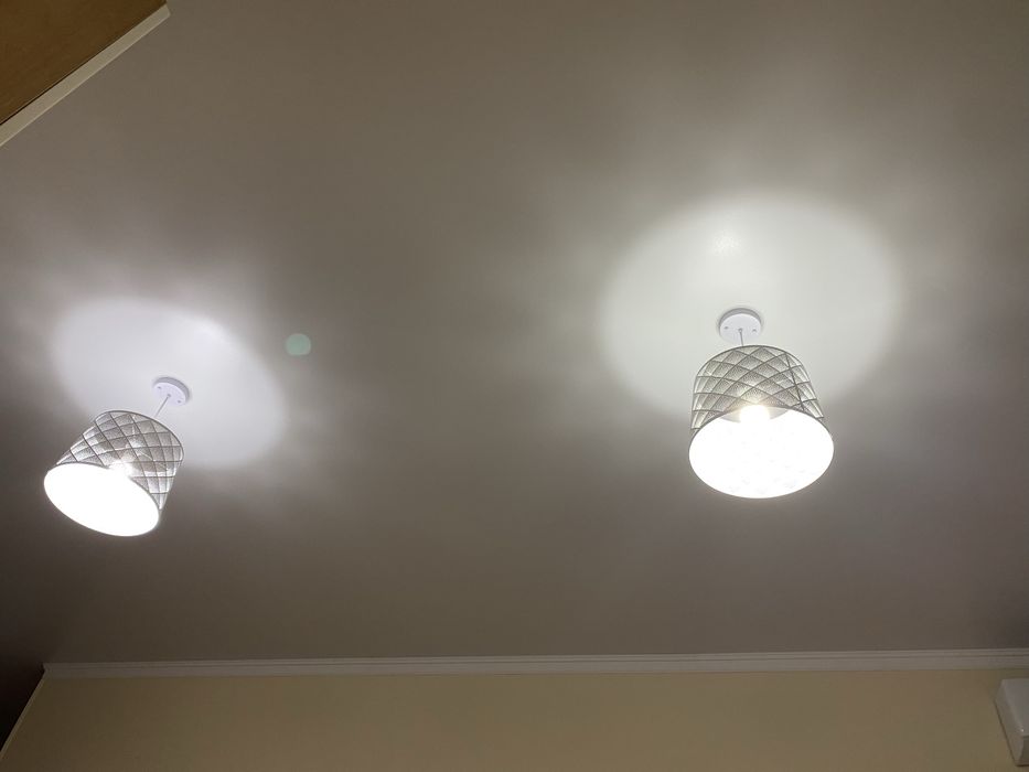 Продаю люстры с лампочками