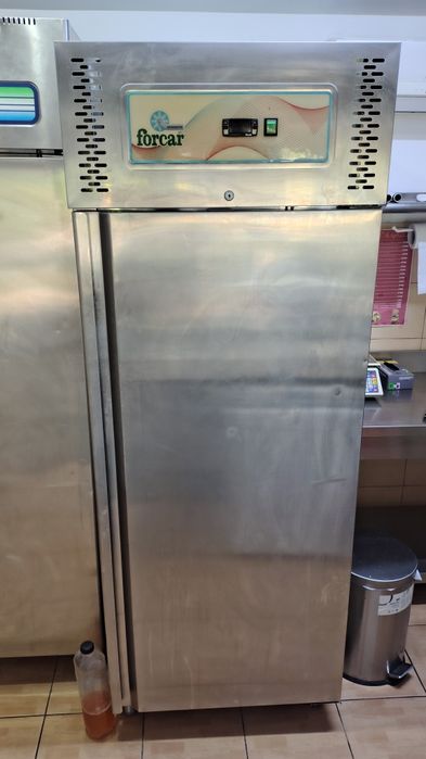 Vând frigider inox vertical