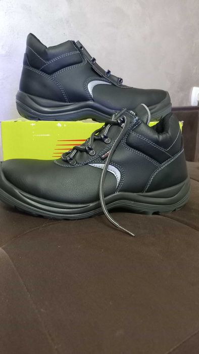Работни обувки с бомбе