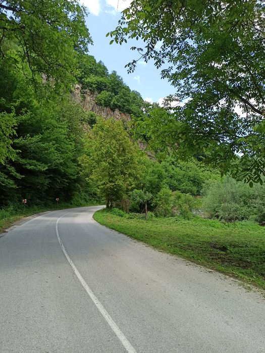 Малък добре поддържан имот до главния път и реката