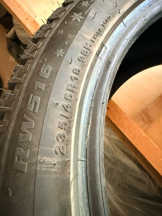 Продам зимние шины 235 45 R18