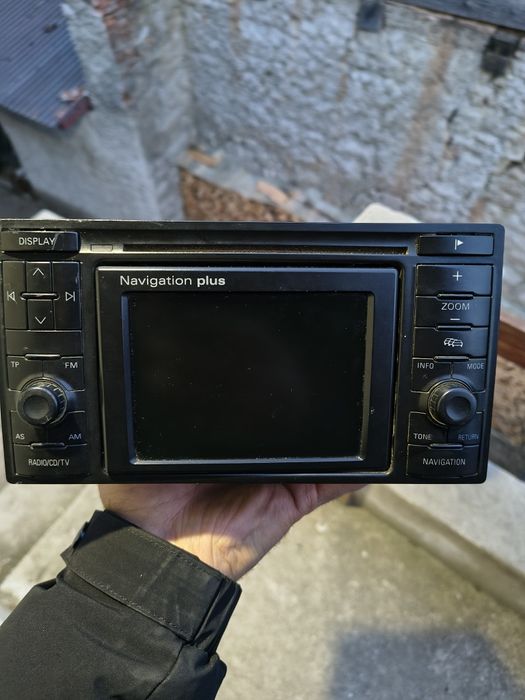 Vând schimb Navigație auto Audi  cu magazie de cd și amplificare