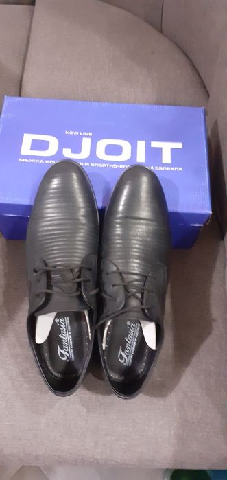 Продавам чисто нови спортно елегантни луксозни обувки 44 номер