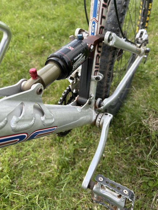 Bicicleta full suspension