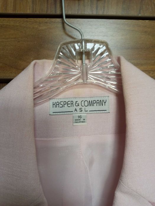 Розовый брючный костюм Kasper&Company (куплен в США).