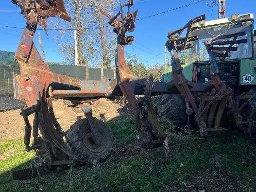 Heder John Deere si carucior  (1500), plug rabe(500), grapa Unia cut (1300), piese din dezmembr. unei combine John Deere  (motor in stare perfecta)