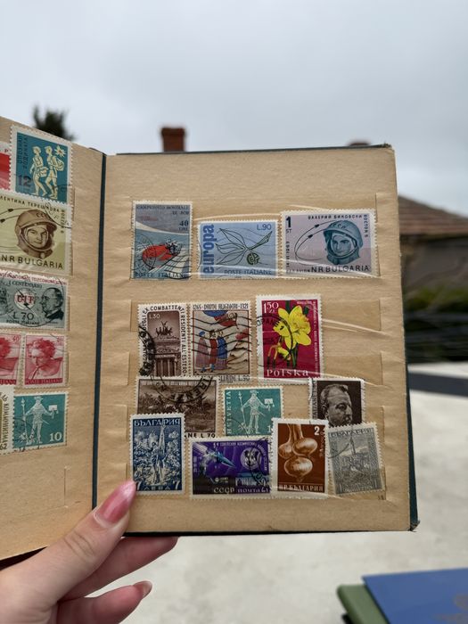 Малък класьор с различни пощенски марки