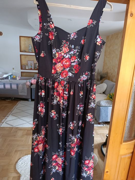 Прекрасна рокля на Dolce & Gabbana и дънки