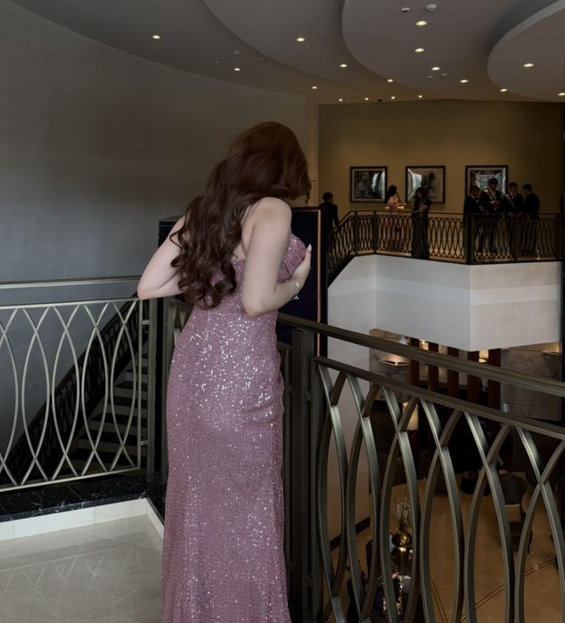 Блестящее розовое платье