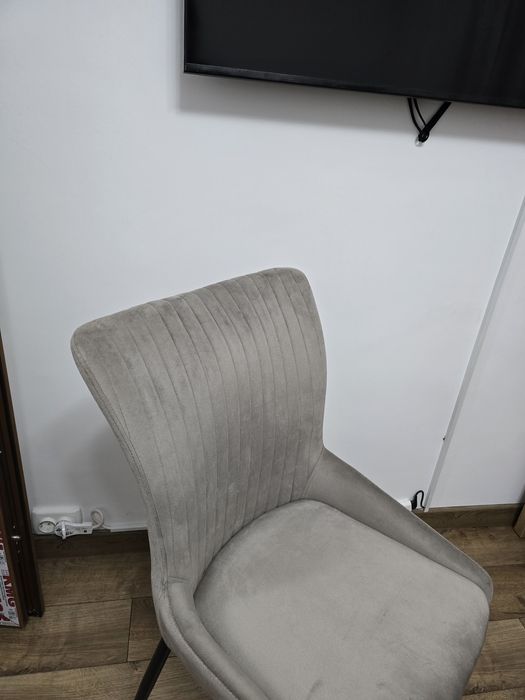 Scaun nou,culoare bej-capuccino