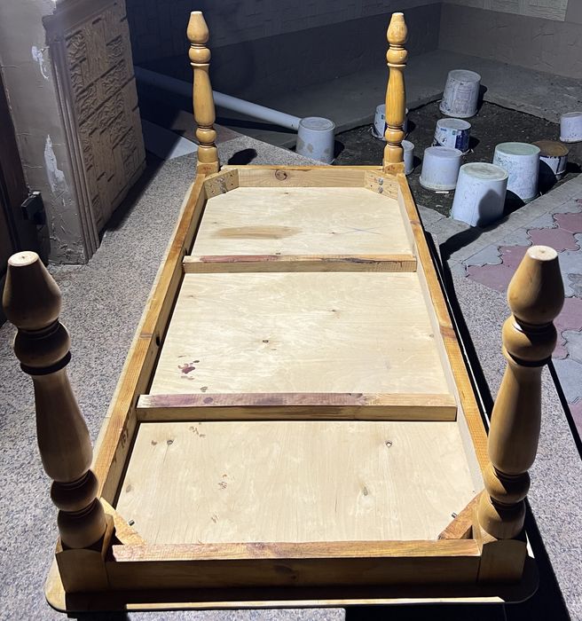 Деревянный стол и стулья