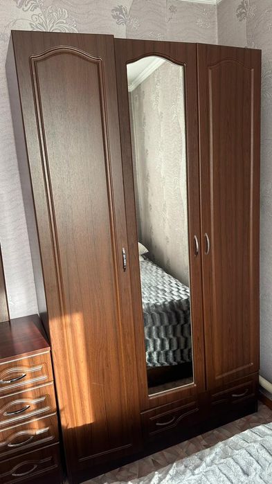 Срочно продам шкаф и комод с зеркалом