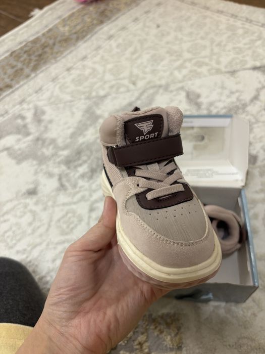 Утепленные кроссовки .